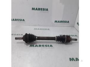 Gebruikte Aandrijfas links-voor Peugeot 206 CC (2D) 1.6 16V Prijs € 75,00 Margeregeling aangeboden door Maresia Parts