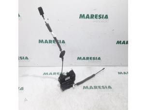 Begagnade Dörrlåsmekanism, 4-dörrars, vänster bak Renault Scénic IV (RFAJ) 1.2 TCE 115 16V Pris € 50,00 Marginaltabell erbjuds av Maresia Parts