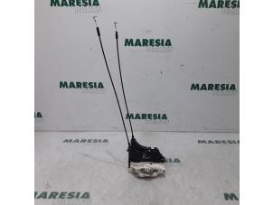 Begagnade Dörrlåsmekanism, 4-dörrars, höger fram Citroen C-Crosser 2.2 HDiF 16V Pris € 50,00 Marginaltabell erbjuds av Maresia Parts