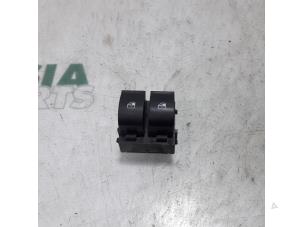 Używane Przelacznik combi okienny Fiat Grande Punto (199) 1.3 JTD Multijet 16V 85 Actual Cena € 35,00 Procedura marży oferowane przez Maresia Parts