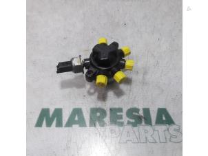 Gebruikte Injector brug Renault Clio III (BR/CR) 1.5 dCi 70 Prijs € 50,00 Margeregeling aangeboden door Maresia Parts