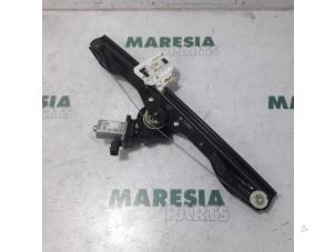 Używane Mechanizm szyby lewej przedniej wersja 4-drzwiowa Fiat Panda/Pandina (312) 0.9 TwinAir Turbo 80 Cena € 39,00 Procedura marży oferowane przez Maresia Parts