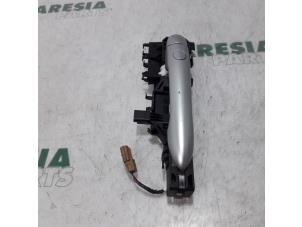 Begagnade Dörrhandtag, 4-dörrars, höger fram Renault Grand Scénic II (JM) 2.0 16V Pris € 30,00 Marginaltabell erbjuds av Maresia Parts