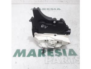 Begagnade Dörrlåsmekanism, 4-dörrars, höger fram Citroen C-Crosser 2.2 HDiF 16V Pris € 60,50 Inklusive moms erbjuds av Maresia Parts