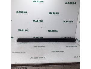 Gebruikte Zijskirt links Renault Koleos I 2.5 16V Prijs € 40,00 Margeregeling aangeboden door Maresia Parts