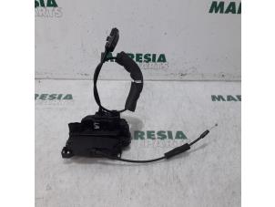 Begagnade Dörrlåsmekanism, 4-dörrars, vänster bak Renault Grand Scénic III (JZ) 1.5 dCi 110 Pris € 25,00 Marginaltabell erbjuds av Maresia Parts