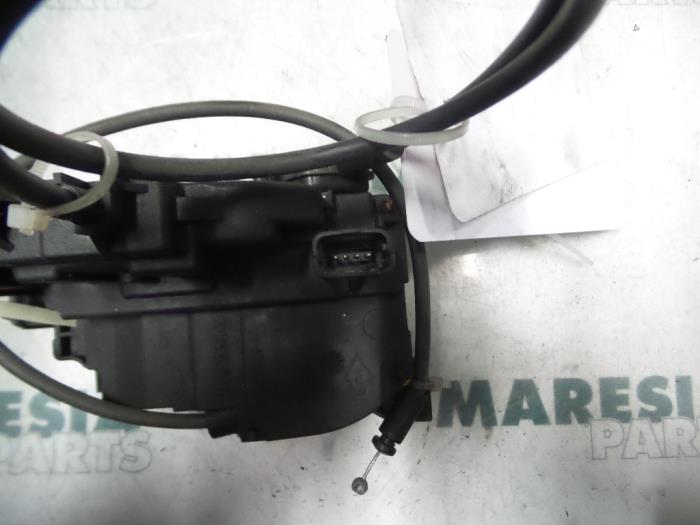 Dörrmekanism, 4-dörrars, höger bak från en Renault Clio III (BR/CR) 1.2 16V TCe 100 2008