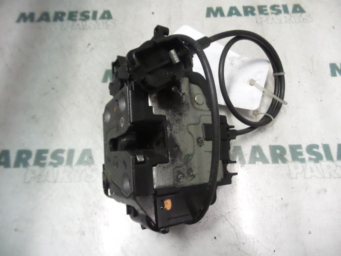 Dörrmekanism, 4-dörrars, höger bak från en Renault Clio III (BR/CR) 1.2 16V TCe 100 2008