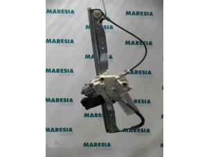 Gebruikte Ruitmechaniek 4Deurs rechts-voor Peugeot 407 SW (6E) 1.8 16V Prijs € 60,00 Margeregeling aangeboden door Maresia Parts