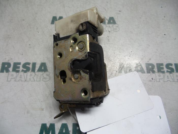 Portierslot Mechaniek 4Deurs rechts-achter van een Fiat Multipla (186) 1.9 JTD 105 SX,ELX 1999