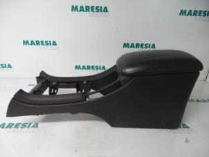 Begagnade Armstöd Peugeot 607 (9D/U) 2.2 HDi 16V FAP Pris € 65,00 Marginaltabell erbjuds av Maresia Parts