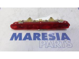 Begagnade Tredje bromsljus Peugeot 207/207+ (WA/WC/WM) 1.6 16V GT THP Pris € 25,00 Marginaltabell erbjuds av Maresia Parts