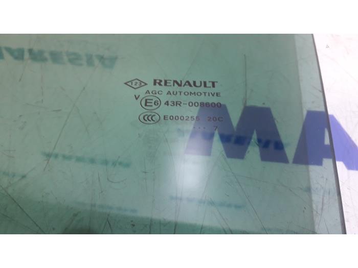 Portierruit 4Deurs links-achter van een Renault Megane IV Estate (RFBK) 1.2 Energy TCE 130 2017