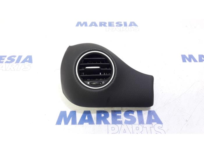 Luchtrooster Dashboard van een Fiat Punto III (199) 1.3 JTD Multijet 80 16V 2014