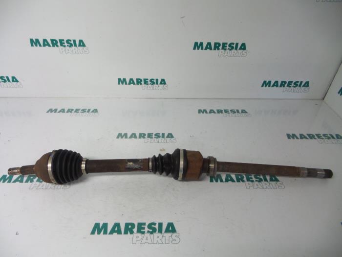 Aandrijfas rechts-voor van een Peugeot 407 SW (6E) 2.0 HDiF 16V 2008