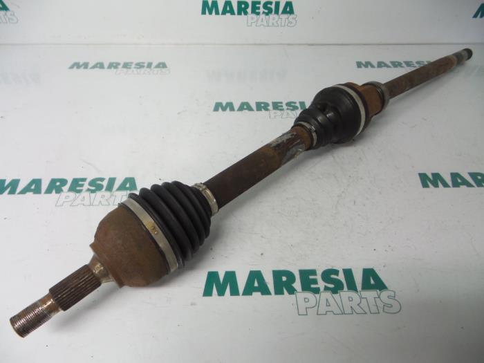 Aandrijfas rechts-voor van een Peugeot 407 SW (6E) 2.0 HDiF 16V 2008