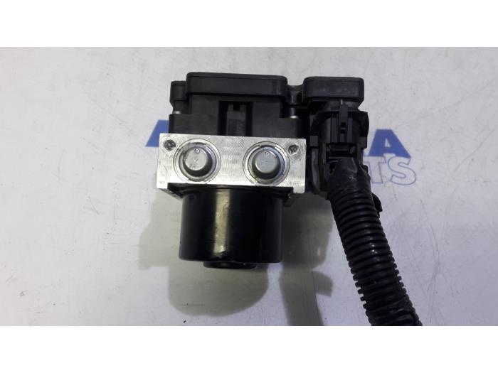 ABS-pump från en Vauxhall Combo Mk.III (D) 1.3 CDTI 16V 2014