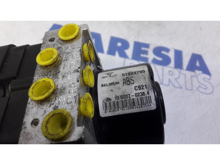 ABS-pump från en Vauxhall Combo Mk.III (D) 1.3 CDTI 16V 2014