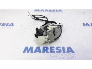 Begagnade Dörrlåsmekanism, 4-dörrars, höger fram Citroen C-Crosser 2.2 HDiF 16V Pris € 50,00 Marginaltabell erbjuds av Maresia Parts