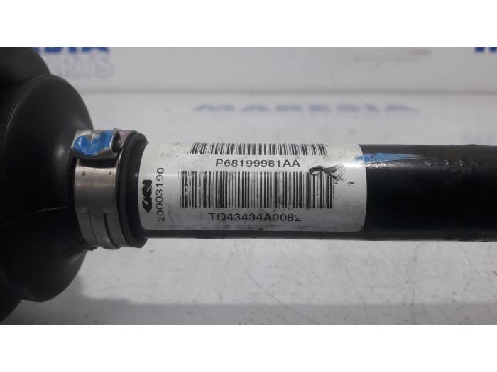 Drivaxel, vänster fram från en Abarth 500C/595C/695C 1.4 T-Jet 16V 695,595 Competizione,Rivale 2015