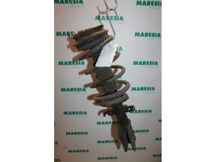 Gebruikte Schokdemperpoot rechts-voor Renault Vel Satis (BJ) 3.0 dCi V6 24V Prijs € 50,00 Margeregeling aangeboden door Maresia Parts