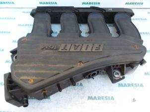 Używane Kolektor dolotowy Fiat Stilo (192A/B) 1.6 16V 3-Drs. Cena € 35,00 Procedura marży oferowane przez Maresia Parts