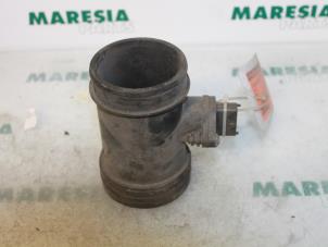 Gebruikte Luchthoeveelheidsmeter Lancia Thesis (841) 2.4 JTD 20V Autom. Prijs € 85,00 Margeregeling aangeboden door Maresia Parts