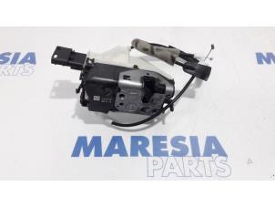 Begagnade Låsmekanism, bakdörr, minibuss/van Peugeot Partner (GC/GF/GG/GJ/GK) 1.6 BlueHDI 75 Pris € 60,50 Inklusive moms erbjuds av Maresia Parts