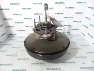 Begagnade Bromsservo Renault Clio III (BR/CR) 1.2 16V TCe 100 Pris € 50,00 Marginaltabell erbjuds av Maresia Parts