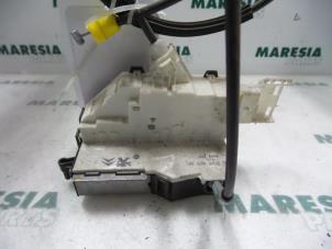 Gebruikte Deurslot Mechaniek 2Deurs rechts Citroen C4 Coupé (LA) 1.4 16V Prijs € 35,00 Margeregeling aangeboden door Maresia Parts