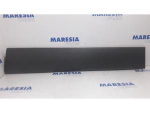 Begagnade Dekorstripe Renault Trafic New (FL) 2.0 dCi 16V 115 Pris € 50,00 Marginaltabell erbjuds av Maresia Parts