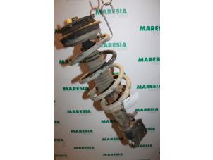 Gebruikte Schokdemperpoot rechts-voor Renault Espace (JK) 3.0 dCi V6 24V Prijs € 65,00 Margeregeling aangeboden door Maresia Parts