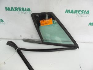 Używane Trójkatna szyba lewy przód Peugeot 308 (4A/C) 1.6 HDiF 16V Cena € 45,00 Procedura marży oferowane przez Maresia Parts