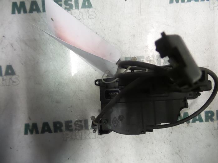 Dörrlåsmekanism, 4-dörrars, vänster bak från en Renault Clio III (BR/CR) 1.2 16V TCe 100 2008