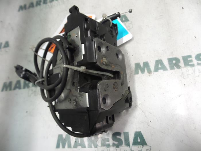 Dörrlåsmekanism, 4-dörrars, vänster bak från en Renault Clio III (BR/CR) 1.2 16V TCe 100 2008