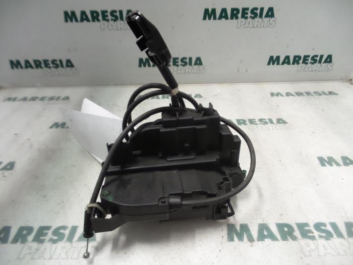 Dörrlåsmekanism, 4-dörrars, vänster bak från en Renault Clio III (BR/CR) 1.2 16V TCe 100 2008