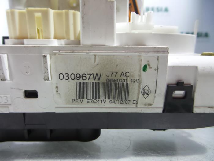 Värmekontrollpanel från en Renault Clio III (BR/CR) 1.2 16V TCe 100 2008