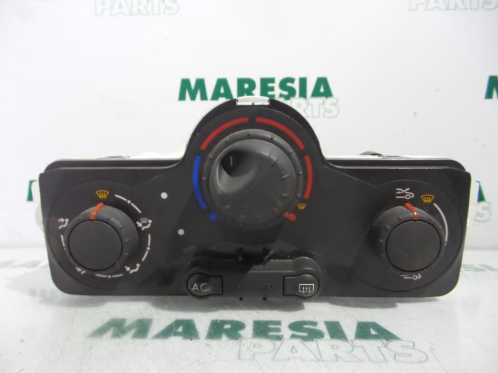 Värmekontrollpanel från en Renault Clio III (BR/CR) 1.2 16V TCe 100 2008