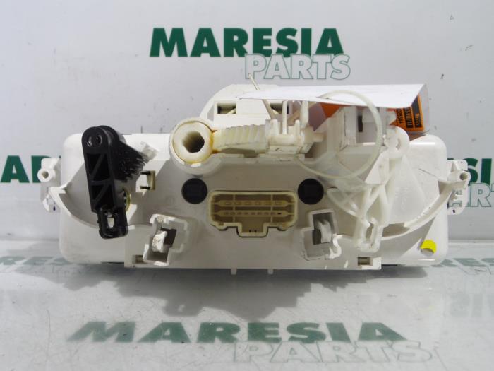 Värmekontrollpanel från en Renault Clio III (BR/CR) 1.2 16V TCe 100 2008