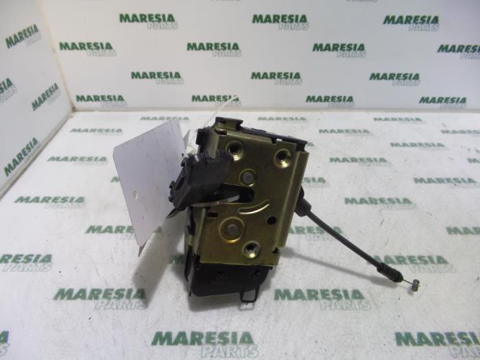 Dörrlåsmekanism, 4-dörrars, vänster bak från en Renault Laguna II (BG) 1.8 16V 2004