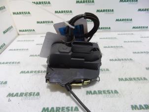 Begagnade Dörrlåsmekanism, 4-dörrars, vänster bak Renault Laguna II (BG) 1.8 16V Pris € 30,00 Marginaltabell erbjuds av Maresia Parts