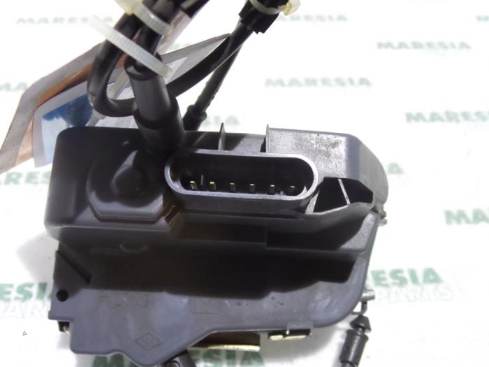 Dörrlåsmekanism, 4-dörrars, vänster bak från en Renault Laguna II (BG) 1.8 16V 2001