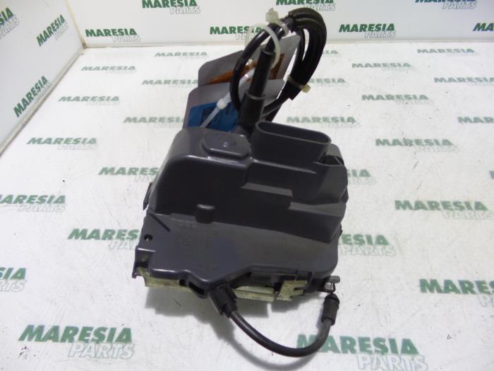 Dörrlåsmekanism, 4-dörrars, vänster bak från en Renault Laguna II (BG) 1.8 16V 2001