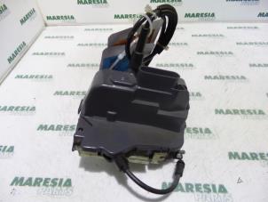 Begagnade Dörrlåsmekanism, 4-dörrars, vänster bak Renault Laguna II (BG) 1.8 16V Pris € 30,00 Marginaltabell erbjuds av Maresia Parts