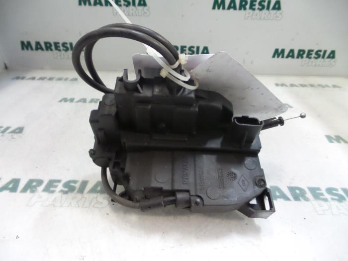 Dörrlåsmekanism, 4-dörrars, höger fram från en Renault Clio III (BR/CR) 1.2 16V TCe 100 2008