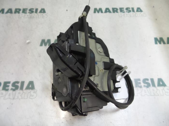 Dörrlåsmekanism, 4-dörrars, höger fram från en Renault Clio III (BR/CR) 1.2 16V TCe 100 2008