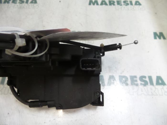 Dörrlåsmekanism, 4-dörrars, höger fram från en Renault Clio III (BR/CR) 1.2 16V TCe 100 2008