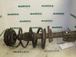 Begagnade Stötdämparstång, höger fram Renault Laguna II Grandtour (KG) 2.2 dCi 150 16V Pris € 40,00 Marginaltabell erbjuds av Maresia Parts