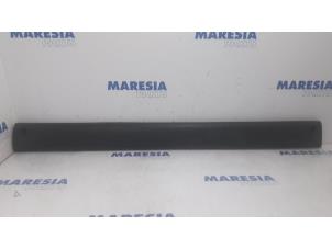 Begagnade Dekorstripe Renault Master II (FD/HD) 2.5 dCi 16V Pris € 40,00 Marginaltabell erbjuds av Maresia Parts