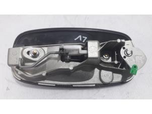 Begagnade Dörrhandtag, 2-dörrars, vänster Renault Trafic New (FL) 2.0 dCi 16V 115 Pris € 30,25 Inklusive moms erbjuds av Maresia Parts